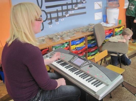 Grafika #12: 14.03.2012 - Lekcja muzyki z P. Natalią