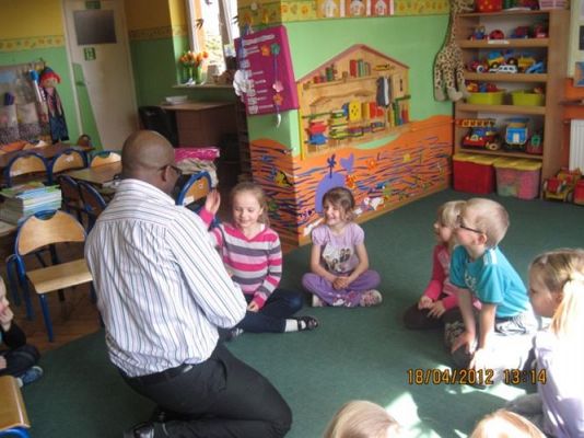 Grafika #2: 18.04.2012 - Lekcja j.angielskiego z panem Abim - pochodzącym z Nigerii