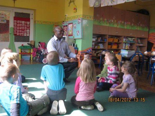 Grafika #3: 18.04.2012 - Lekcja j.angielskiego z panem Abim - pochodzącym z Nigerii