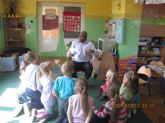 Grafika #4: 18.04.2012 - Lekcja j.angielskiego z panem Abim - pochodzącym z Nigerii