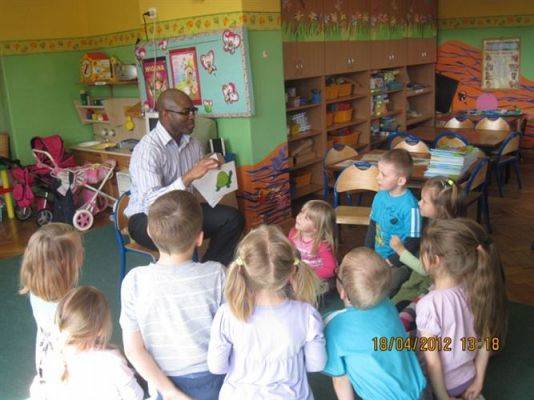 Grafika #5: 18.04.2012 - Lekcja j.angielskiego z panem Abim - pochodzącym z Nigerii