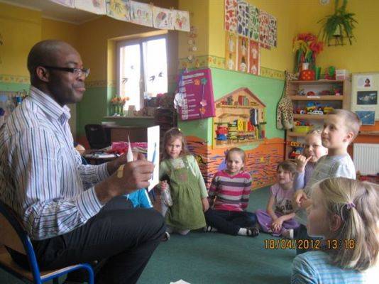 Grafika #6: 18.04.2012 - Lekcja j.angielskiego z panem Abim - pochodzącym z Nigerii
