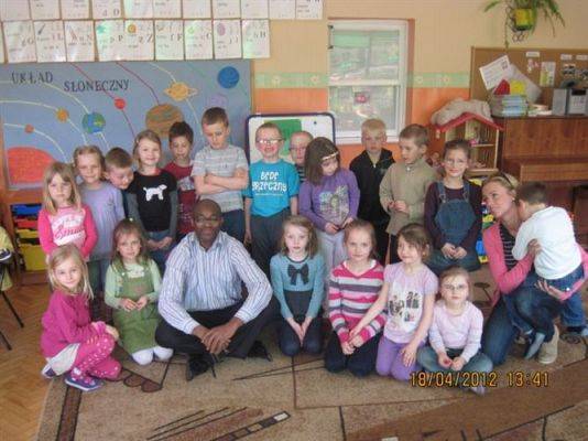 Grafika #7: 18.04.2012 - Lekcja j.angielskiego z panem Abim - pochodzącym z Nigerii