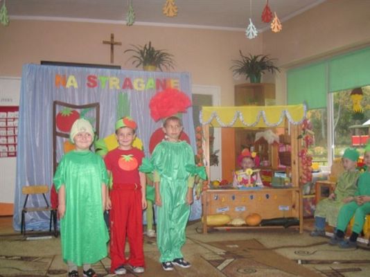 Grafika #5: 24.10.2012 - Wizyta uczniów klas pierwszych. Inscenizacja wiersza "Na straganie"