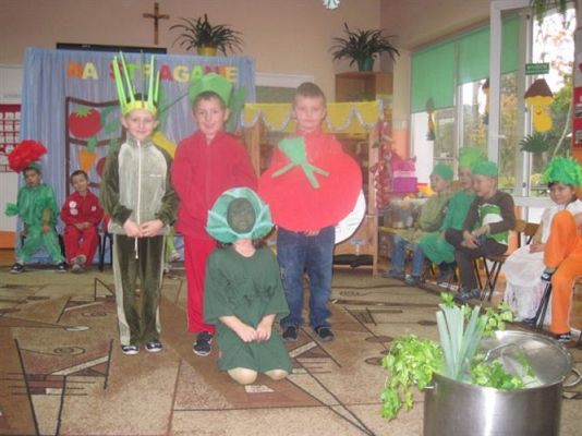 Grafika #8: 24.10.2012 - Wizyta uczniów klas pierwszych. Inscenizacja wiersza "Na straganie"