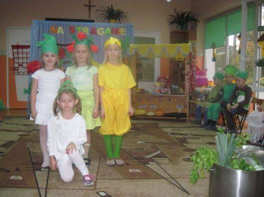 Grafika #9: 24.10.2012 - Wizyta uczniów klas pierwszych. Inscenizacja wiersza "Na straganie"