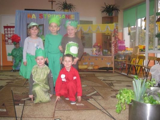 Grafika #10: 24.10.2012 - Wizyta uczniów klas pierwszych. Inscenizacja wiersza "Na straganie"