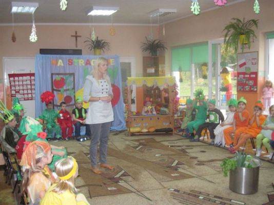 Grafika #13: 24.10.2012 - Wizyta uczniów klas pierwszych. Inscenizacja wiersza "Na straganie"