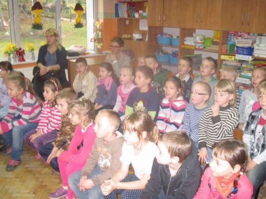 Grafika #14: 24.10.2012 - Wizyta uczniów klas pierwszych. Inscenizacja wiersza "Na straganie"