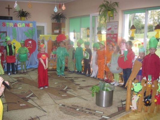 Grafika #16: 24.10.2012 - Wizyta uczniów klas pierwszych. Inscenizacja wiersza "Na straganie"