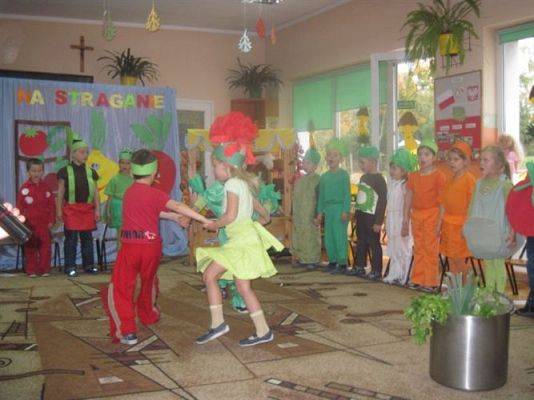 Grafika #17: 24.10.2012 - Wizyta uczniów klas pierwszych. Inscenizacja wiersza "Na straganie"