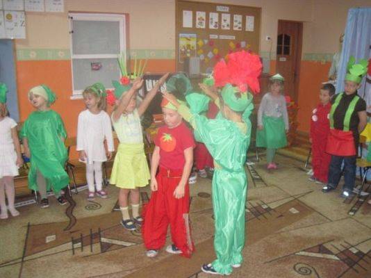 Grafika #20: 24.10.2012 - Wizyta uczniów klas pierwszych. Inscenizacja wiersza "Na straganie"