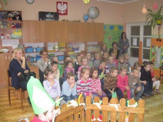 Grafika #25: 24.10.2012 - Wizyta uczniów klas pierwszych. Inscenizacja wiersza "Na straganie"