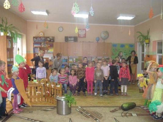 Grafika #31: 24.10.2012 - Wizyta uczniów klas pierwszych. Inscenizacja wiersza "Na straganie"