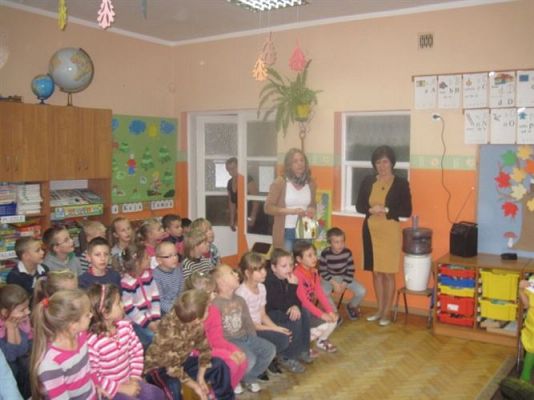 Grafika #32: 24.10.2012 - Wizyta uczniów klas pierwszych. Inscenizacja wiersza "Na straganie"