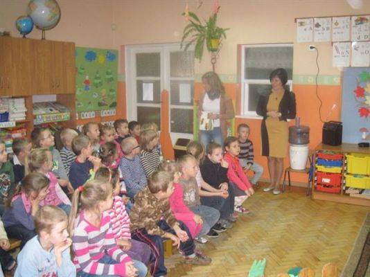 Grafika #33: 24.10.2012 - Wizyta uczniów klas pierwszych. Inscenizacja wiersza "Na straganie"