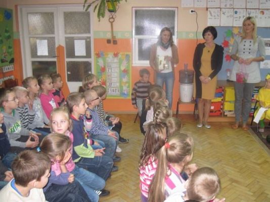 Grafika #34: 24.10.2012 - Wizyta uczniów klas pierwszych. Inscenizacja wiersza "Na straganie"