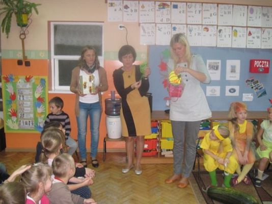 Grafika #35: 24.10.2012 - Wizyta uczniów klas pierwszych. Inscenizacja wiersza "Na straganie"