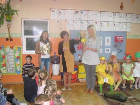 Grafika #36: 24.10.2012 - Wizyta uczniów klas pierwszych. Inscenizacja wiersza "Na straganie"