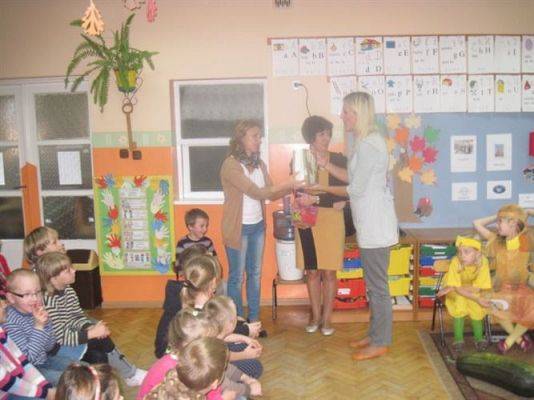 Grafika #37: 24.10.2012 - Wizyta uczniów klas pierwszych. Inscenizacja wiersza "Na straganie"