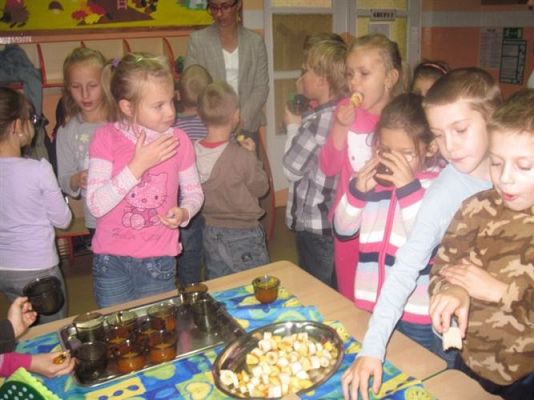 Grafika #42: 24.10.2012 - Wizyta uczniów klas pierwszych. Inscenizacja wiersza "Na straganie"