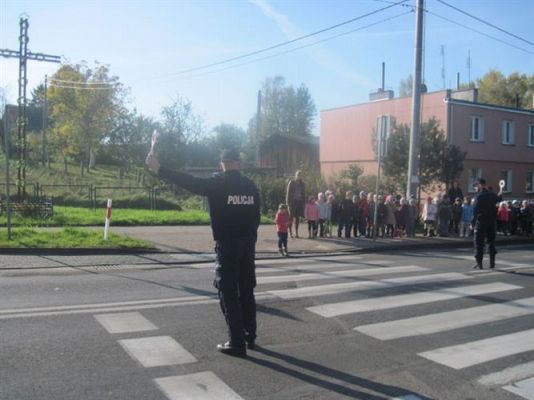 Grafika #7: 19.10.2012 - Spotkanie z policjantami - Jak bezpiecznie przejść przez ulicę