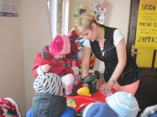 Grafika #3: 07.03.2013 - Maluszki w salonie fryzjerskim w Wicku
