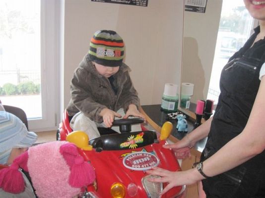 Grafika #4: 07.03.2013 - Maluszki w salonie fryzjerskim w Wicku