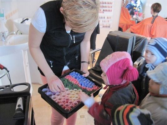 Grafika #6: 07.03.2013 - Maluszki w salonie fryzjerskim w Wicku