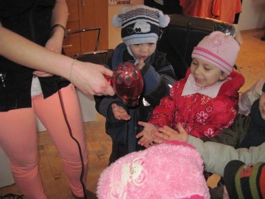 Grafika #9: 07.03.2013 - Maluszki w salonie fryzjerskim w Wicku