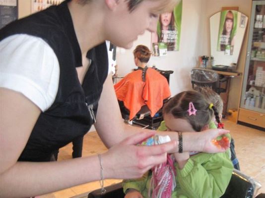 Grafika #15: 07.03.2013 - Maluszki w salonie fryzjerskim w Wicku