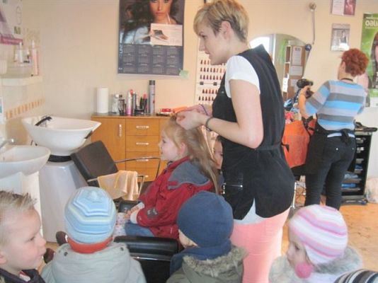 Grafika #18: 07.03.2013 - Maluszki w salonie fryzjerskim w Wicku