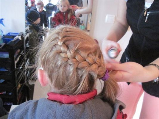 Grafika #20: 07.03.2013 - Maluszki w salonie fryzjerskim w Wicku