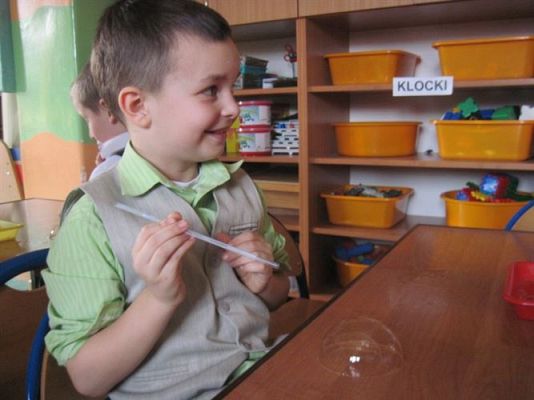 Grafika #2: 08.03.2013 -Klub Odkrywców - zabawa z bańkami mydlanymi