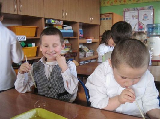 Grafika #3: 08.03.2013 -Klub Odkrywców - zabawa z bańkami mydlanymi