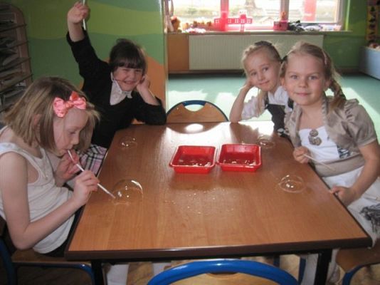 Grafika #4: 08.03.2013 -Klub Odkrywców - zabawa z bańkami mydlanymi