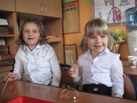 Grafika #6: 08.03.2013 -Klub Odkrywców - zabawa z bańkami mydlanymi