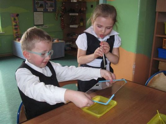 Grafika #10: 08.03.2013 -Klub Odkrywców - zabawa z bańkami mydlanymi