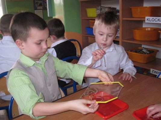 Grafika #11: 08.03.2013 -Klub Odkrywców - zabawa z bańkami mydlanymi