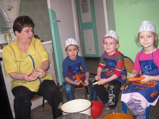 Grafika #1: 04.03.2013 - Średniaki odwiedzają kuchnie i pieką ciasteczka