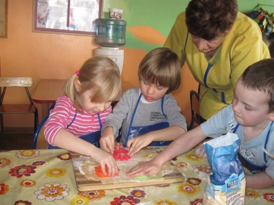 Grafika #26: 04.03.2013 - Średniaki odwiedzają kuchnie i pieką ciasteczka