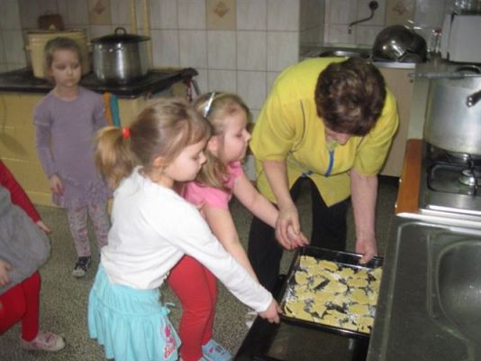 Grafika #35: 04.03.2013 - Średniaki odwiedzają kuchnie i pieką ciasteczka