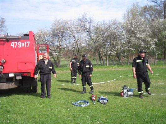 Grafika #3: 07.05.2013 - Spotkanie ze strażakami na stadionie w Charbrowie