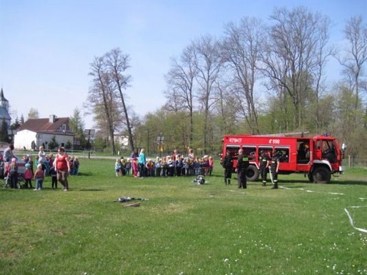 Grafika #10: 07.05.2013 - Spotkanie ze strażakami na stadionie w Charbrowie