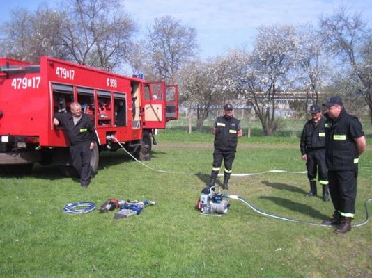 Grafika #13: 07.05.2013 - Spotkanie ze strażakami na stadionie w Charbrowie