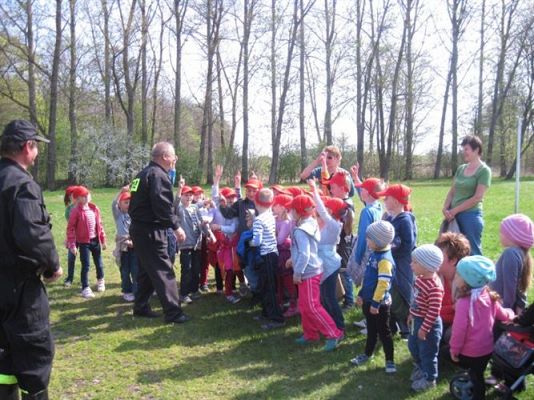 Grafika #24: 07.05.2013 - Spotkanie ze strażakami na stadionie w Charbrowie