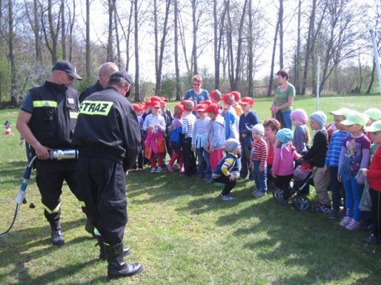 Grafika #25: 07.05.2013 - Spotkanie ze strażakami na stadionie w Charbrowie