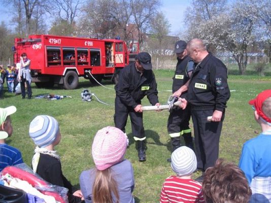 Grafika #26: 07.05.2013 - Spotkanie ze strażakami na stadionie w Charbrowie