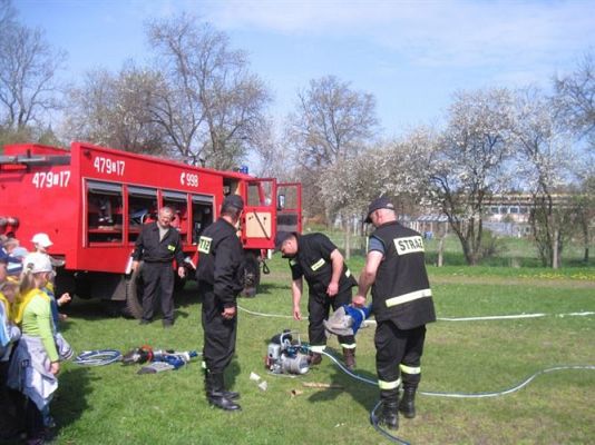 Grafika #29: 07.05.2013 - Spotkanie ze strażakami na stadionie w Charbrowie