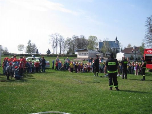 Grafika #30: 07.05.2013 - Spotkanie ze strażakami na stadionie w Charbrowie